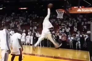 阿玛尼秀场结束后的肯豆！这几步比台步扭得好👍